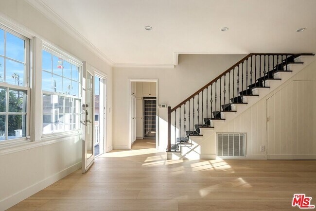 Building Photo - 4051 Beverly Glen Blvd