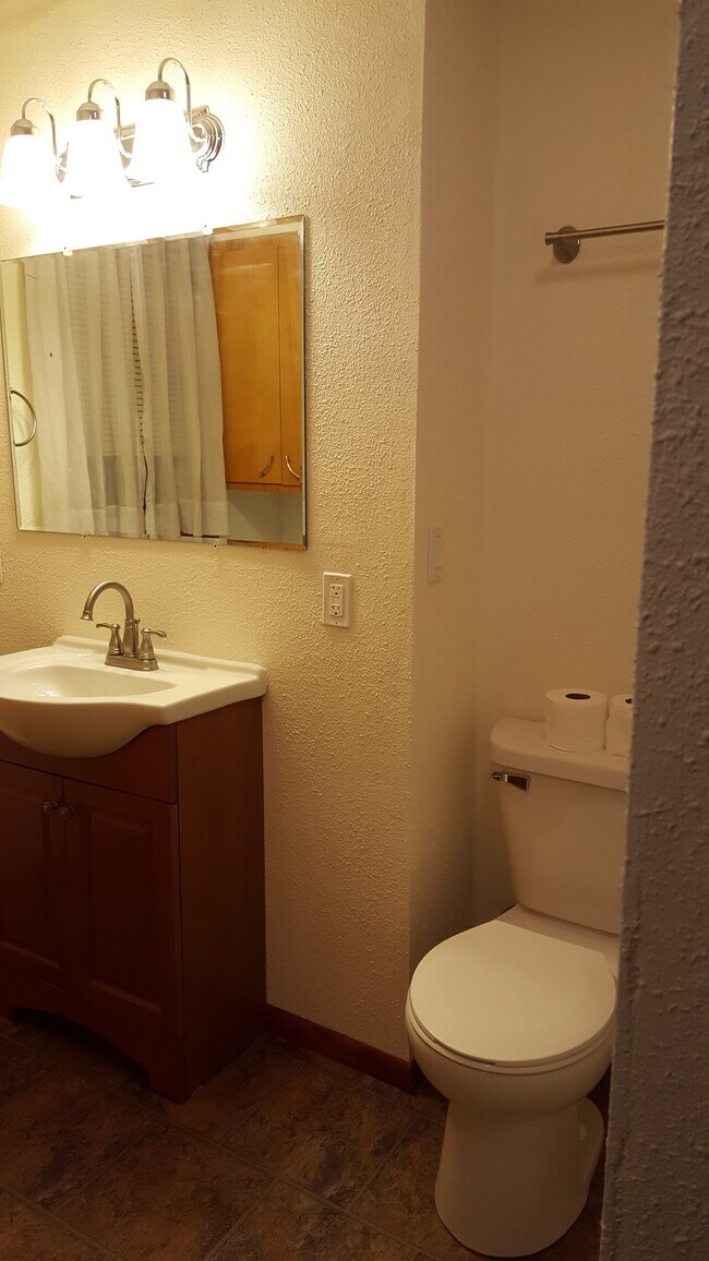 Building Photo - 212 E 5th