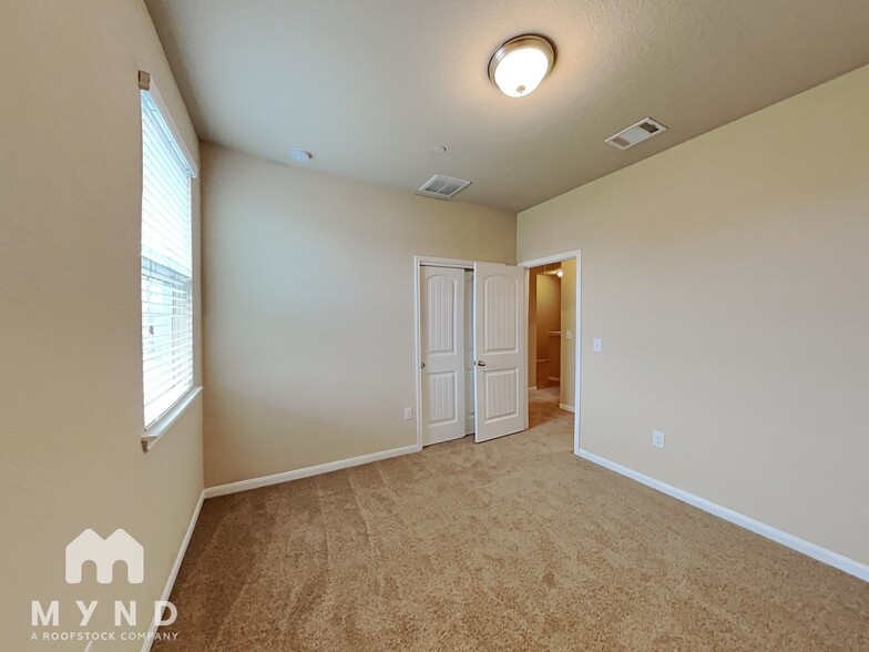 Building Photo - 2880 Donnell Dr