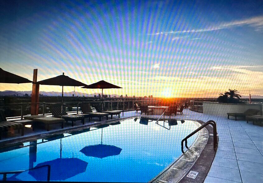 Roof top pool - 2211 E Camelback Rd