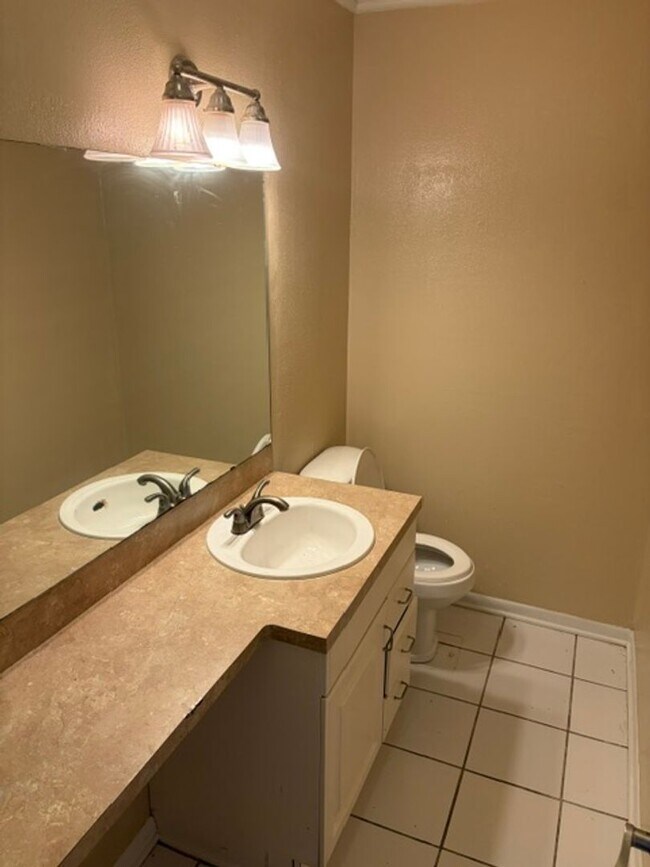 Building Photo - Beautiful Southern Hills 3 Bedroom Home