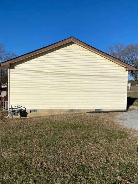 Side view 1 - 1205 Redden Ln