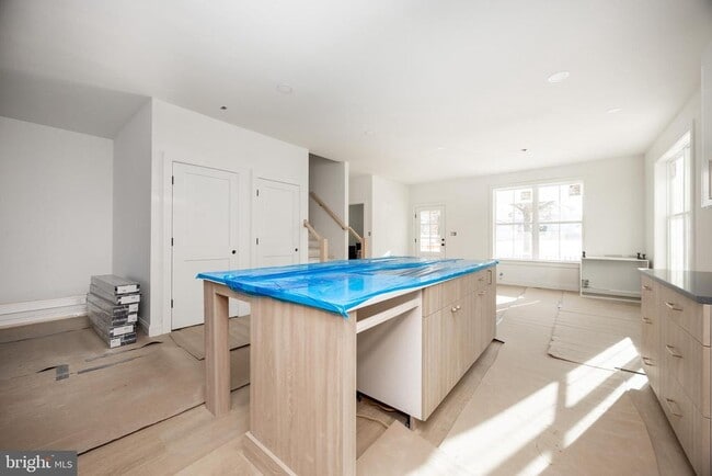 Building Photo - 453 E Franklin St