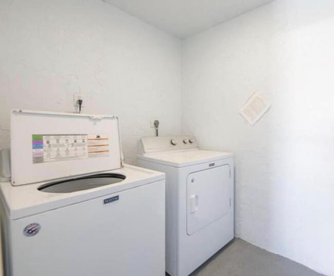 Building Photo - 1975 SE 3rd St