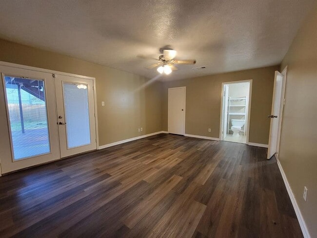 Building Photo - 3222 River Valley Dr