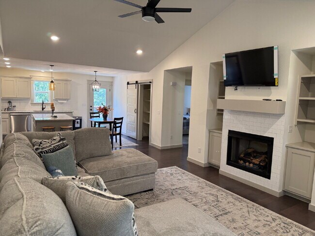 Building Photo - Charming Furnished 3-Bedroom 2 Bath Home i...