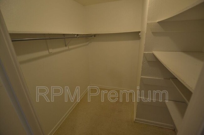 Building Photo - 2150 N Sherwood Forest Dr
