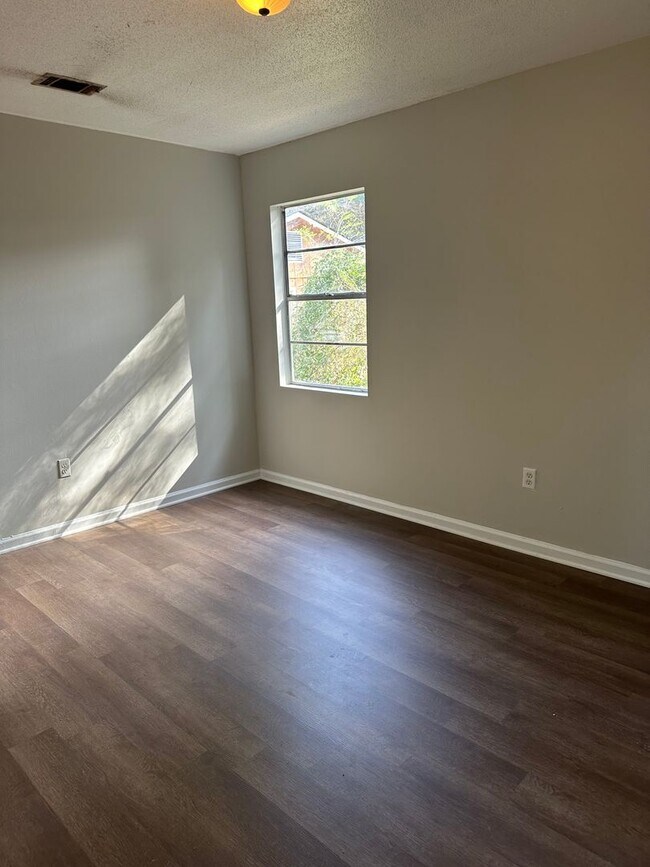 Building Photo - Newly updated pet friendly 3 bedroom duplex.