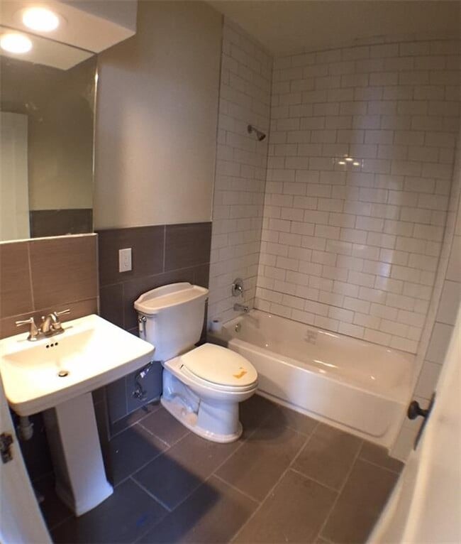 Building Photo - 2904 West Ave