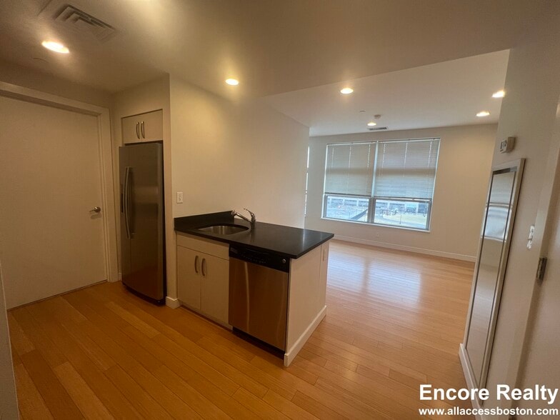 Building Photo - 601 Albany St