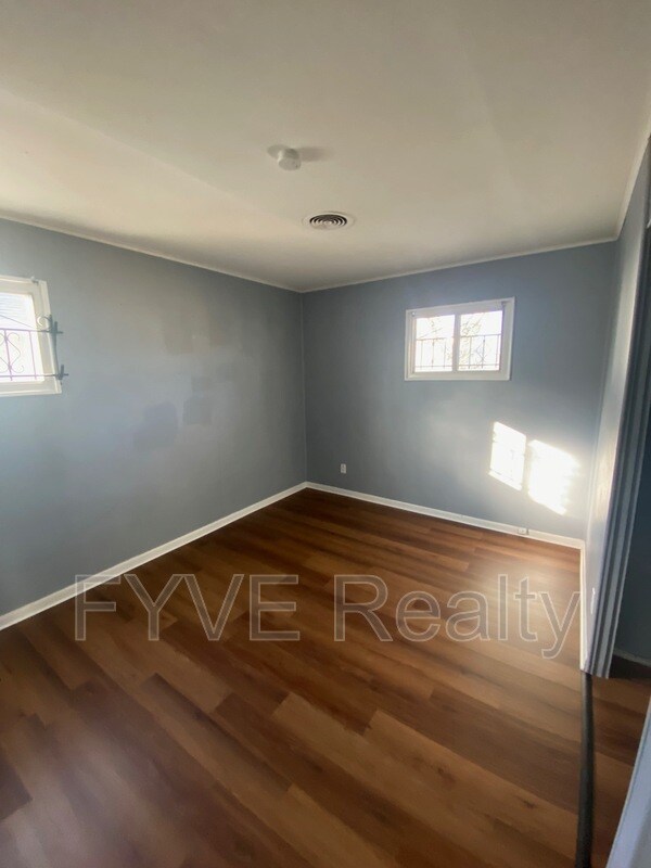 Building Photo - 968 Duxberry Ave