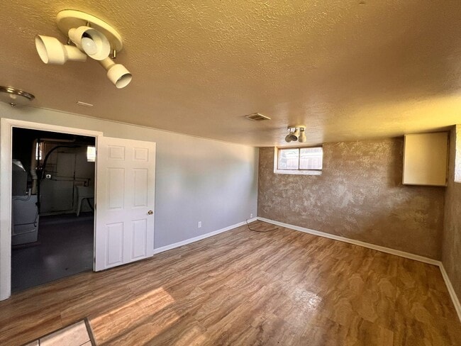 Building Photo - Move in ready!