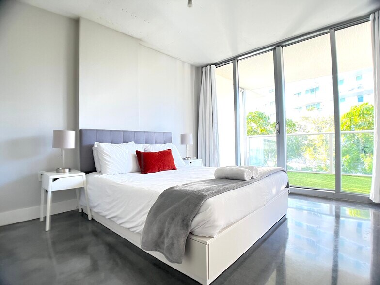 Large master bedroom with queen bed - 6620 Indian Creek Dr