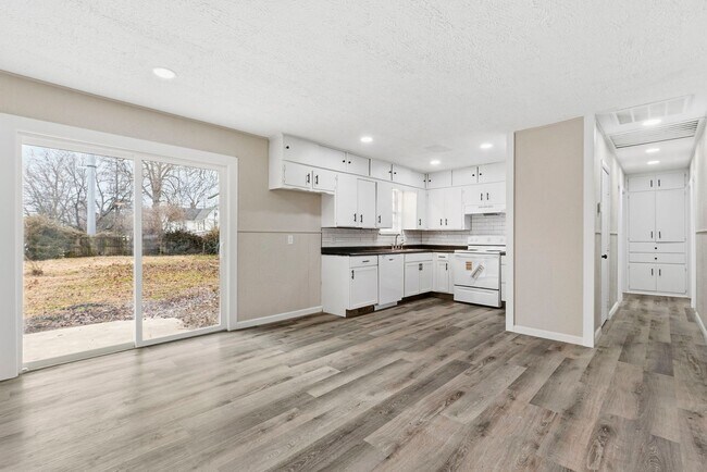 Building Photo - 4 Bedroom home 2 bath Available NOW!