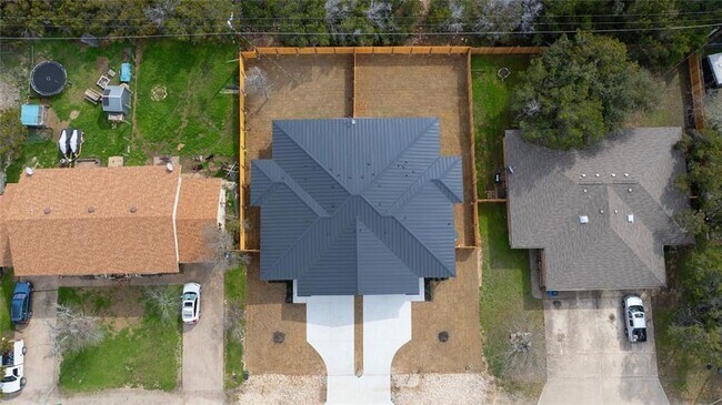 Building Photo - New Lago Vista Duplex