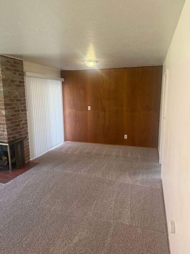 Building Photo - Charming 3 bedroom 2 bath home