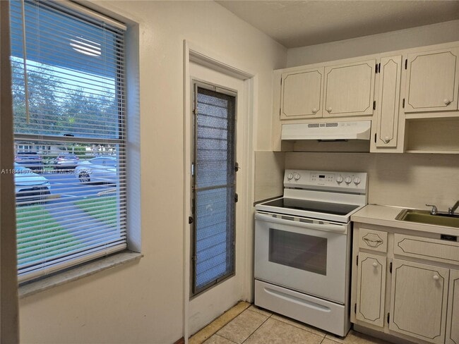 Building Photo - 950 Hillcrest Dr