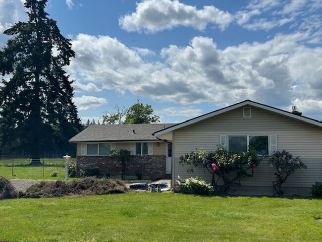 Building Photo - Molalla Country Home