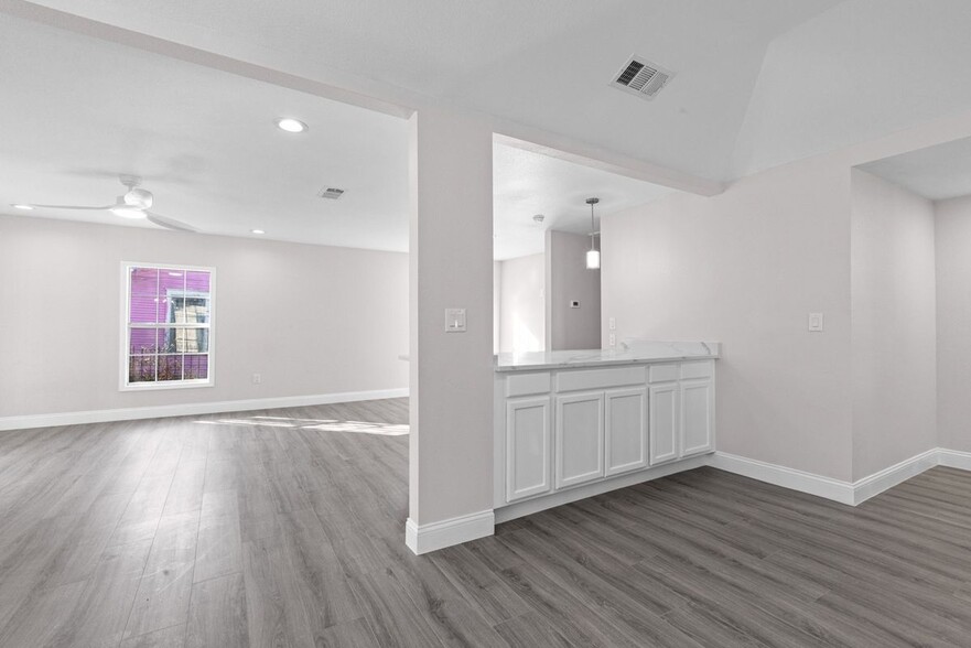 Building Photo - 2435 Sharon St