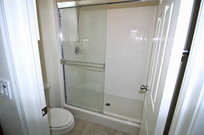 Building Photo - Oxnard | 3 bed + 2.5 bath single-family ho...