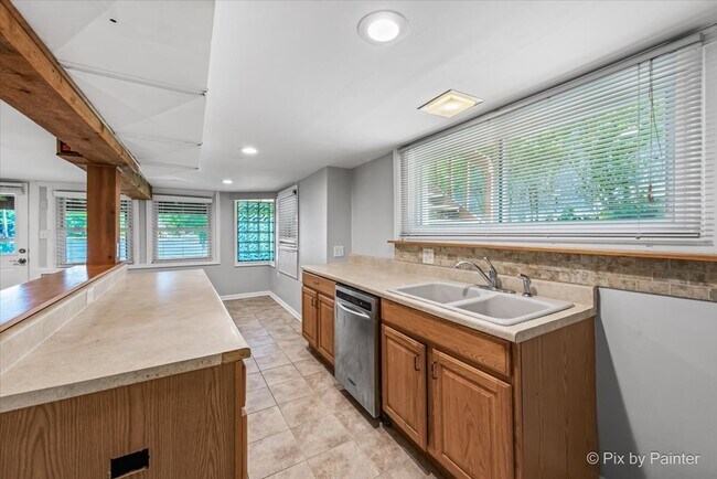 Building Photo - 24060 N Lakeside Dr