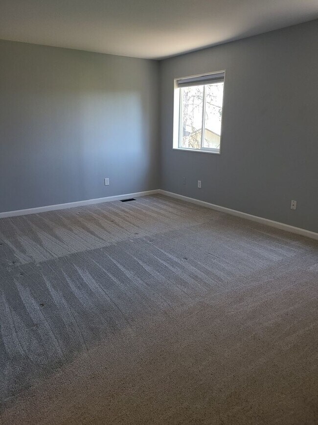 Building Photo - Beautiful Updated 3 bedroom 2.5 bath Hayde...