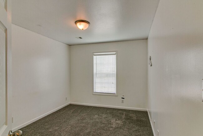 Building Photo - 988 Chardea Ct