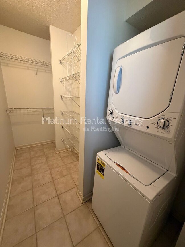 Building Photo - 1250 Parkwood Cir SE