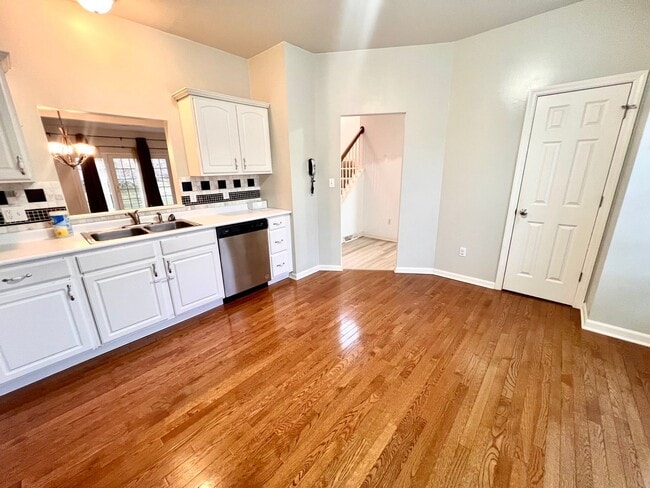 Building Photo - Beautiful Townhome - 3 bedroom 2.5 bath - Must see!