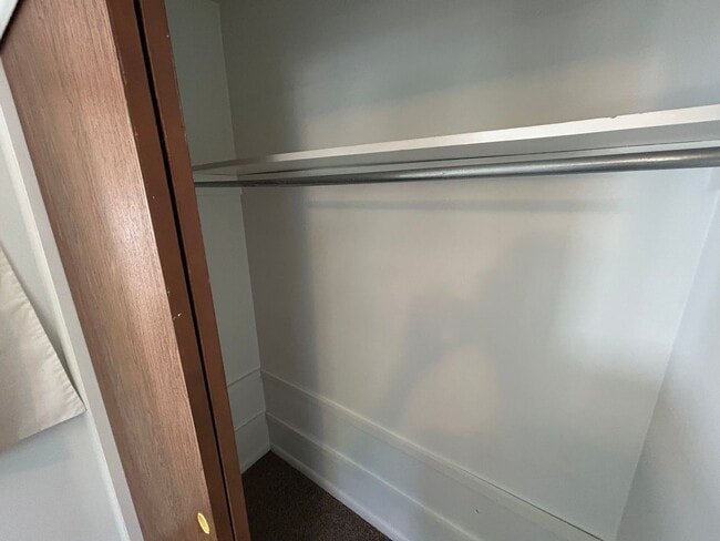 Building Photo - 5 Bed 2 Bath Home with 2 Car Attached Garage in Quiet Nice Neighborhood.