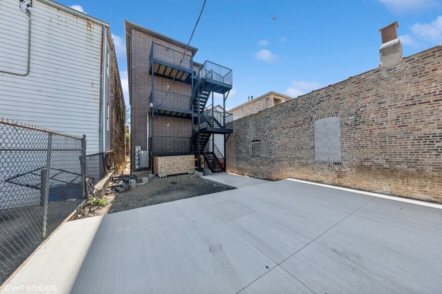 Building Photo - 226 W 24th St