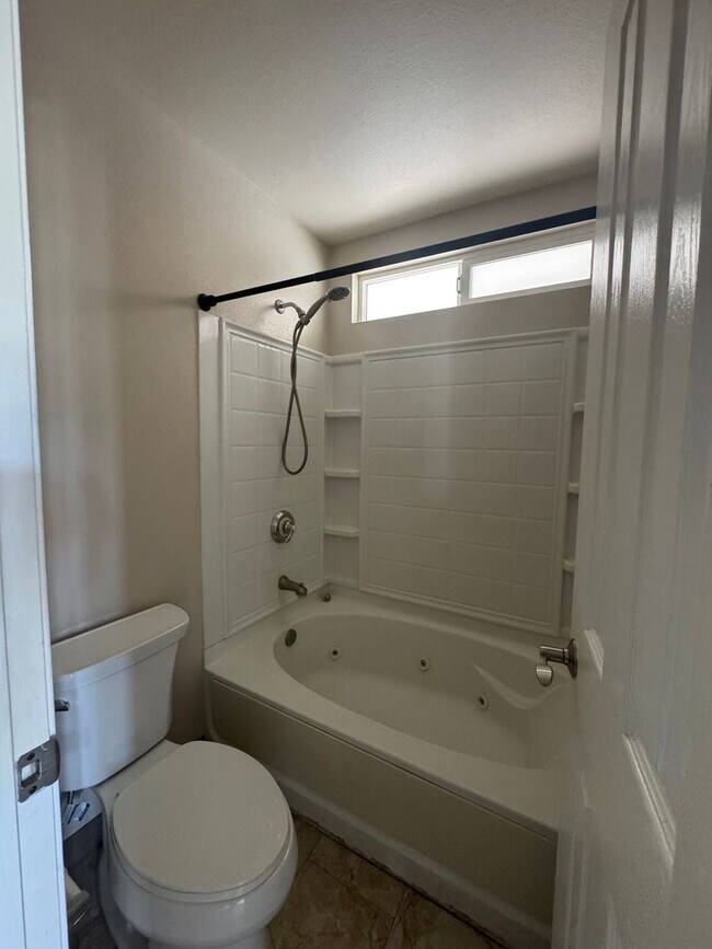 Building Photo - Beautiful 3 Bedroom with 2.5 Bathroom Home...