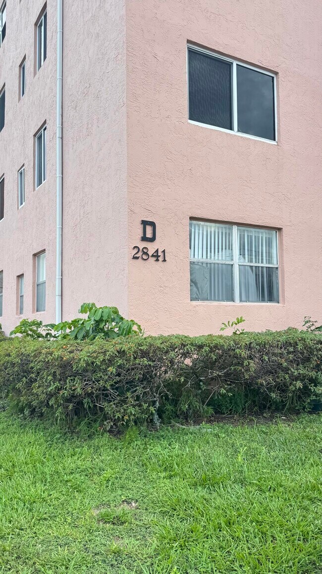 Building Photo - 2841 Somerset Dr