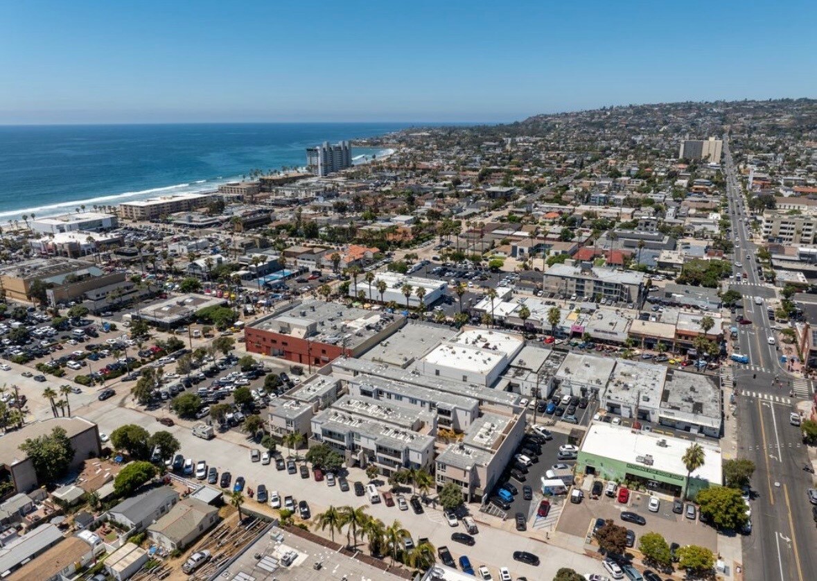 Building Photo - 924 Hornblend St