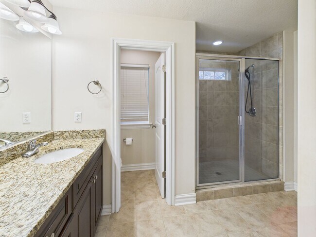 Building Photo - Spacious 4-bedroom, 3-bathroom home in Che...
