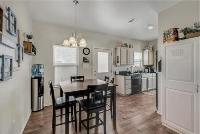 Building Photo - "Spacious 3-Bedroom Duplex with Granite To...