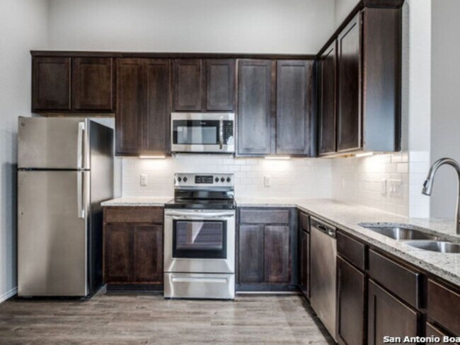 Building Photo - 9931 Westover Bluff