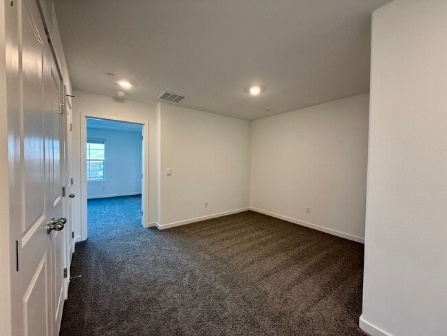 Building Photo - BRAND NEW 3 BED 2.5 BATH 2 CAR GARAGE TOWNHOUSE W/ LOFT IN CADENCE COMMUNITY