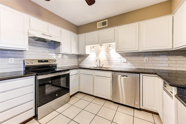 Building Photo - 10363 Briar Forest Dr