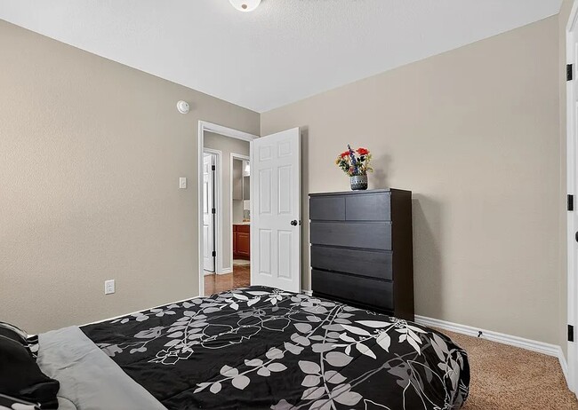 Building Photo - Comfy 4-Bed Midland Home with all appliances, backyard, attached garage, 6 min to grocery store