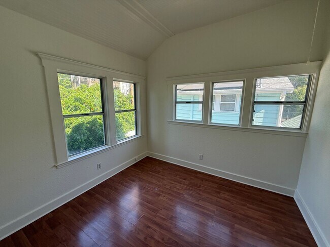 Building Photo - 612 15th St