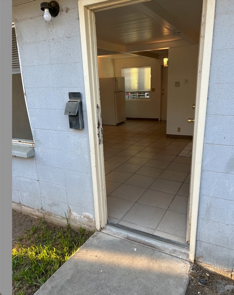 Building Photo - 929 S Thorne Ave