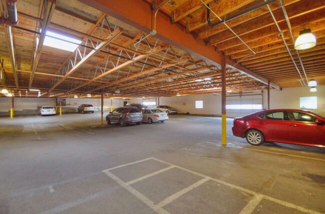 Building Photo - Beautiful Condo in the Heart of Downtown S...