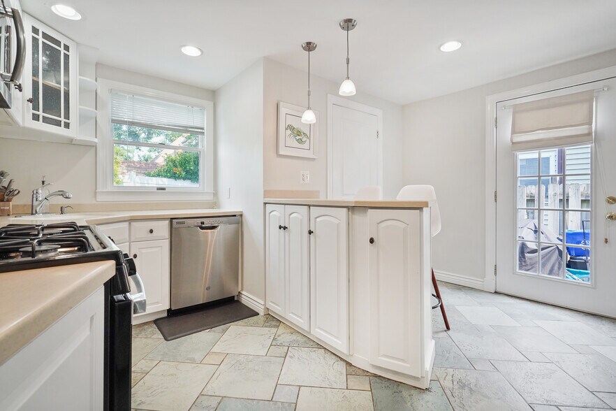Kitchen/Breakfast Bar - 609 Main St