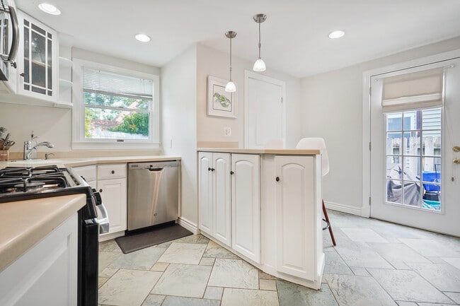 Kitchen/Breakfast Bar - 609 Main St