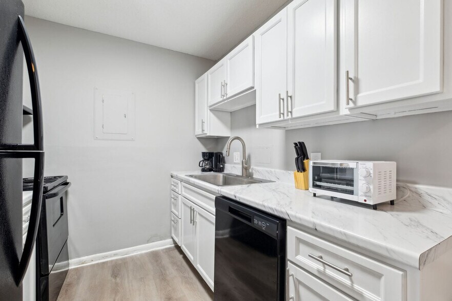 Building Photo - 600 Whispering Hills Dr
