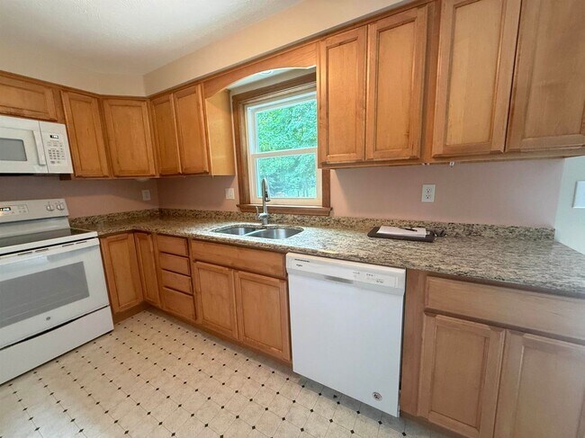 Building Photo - 158 Tina Dr