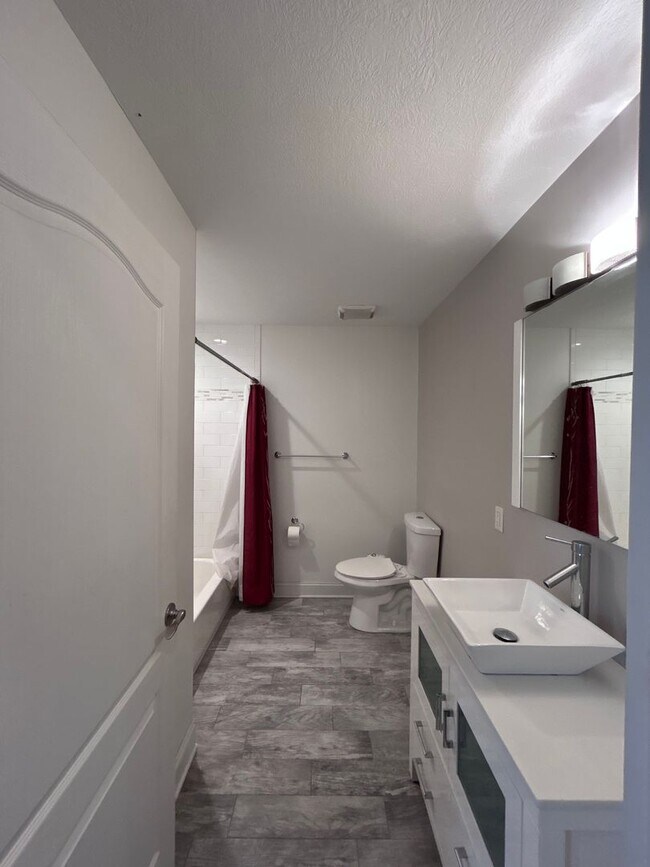 Building Photo - Modern 3-Level North Side Townhome with Garage