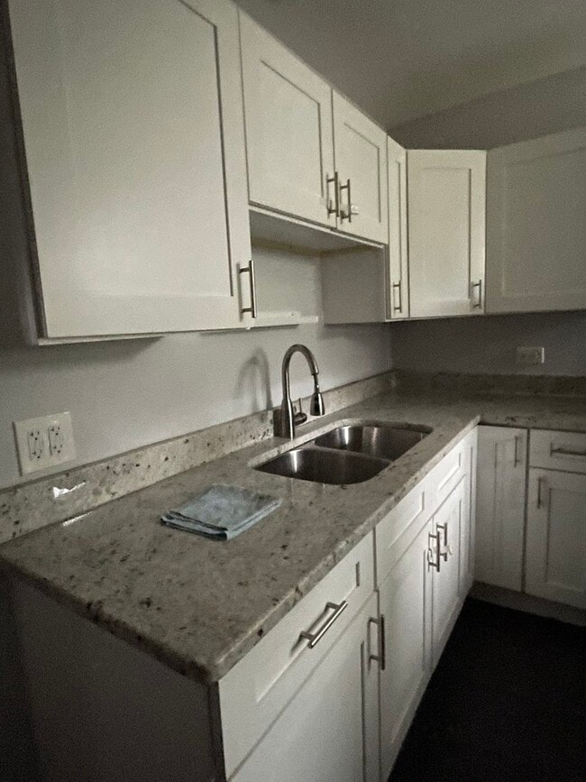 Building Photo - 851 N Mozart St