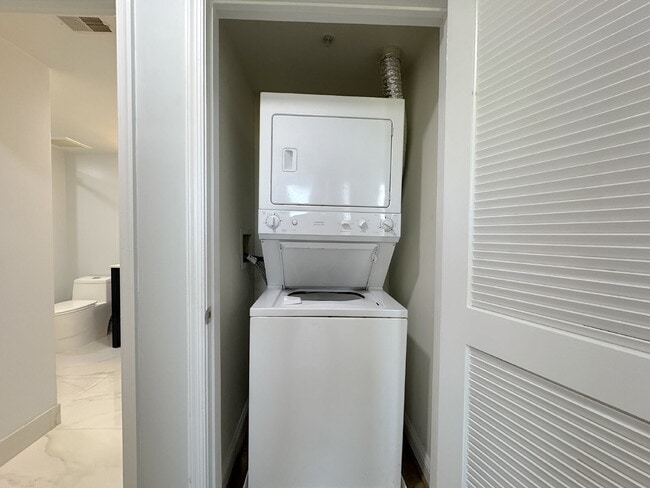 Building Photo - "Chic Urban Retreat: Stylish 1-Bed Condo with Hardwood Elegance in the Heart of Alexandria!"